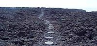 Tremplins sur le sentier à travers le champ de lave