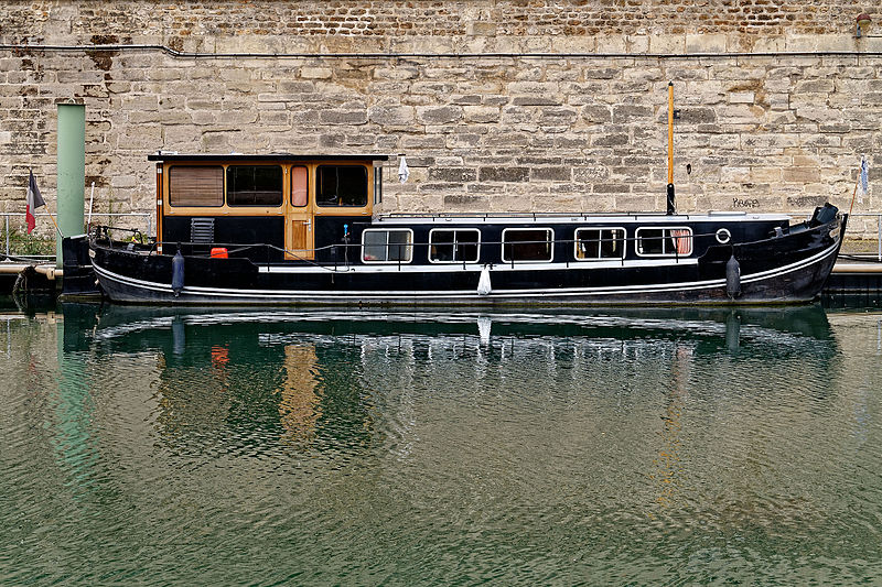 File:A boat in the Port de l'Arsenal, Paris 18 August 2015.jpg