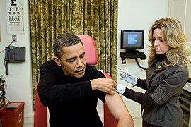 Bir hemşire Amerika Birleşik Devletleri Başkanı Barack H. Obama'ya domuz gribi aşısı vurmak üzereyken (20 Aralık 2009).