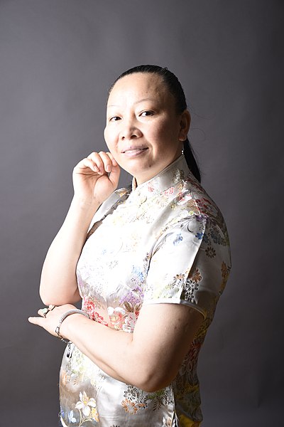 File:A woman with Chinese clothes.jpg