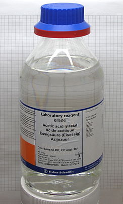 Amostra de ácido acético em um frasco de reagente
