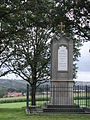 Clarenbach-Denkmal mit Buscher Hof im Hintergrund