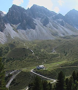 Adolf-Pichler-Hütte with Alpenklubscharte on the left