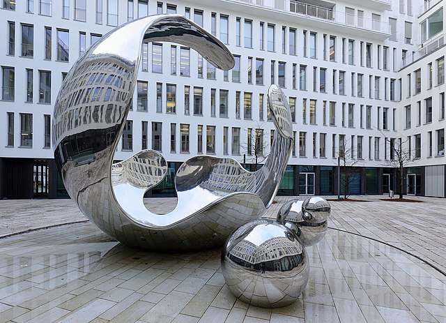 Скульптура «Airborne» Кристофера Кляйна в Мюнхене. Создана в 2008 году для компании The Linde Group, изображает молекулу газа.