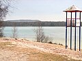 See mit Badestrand, am Horizont der Müllberg Monte Müllo der Deponie Hannover