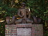 Marque publicitaire Neptune à l'entrée de la scène en plein air dans le Lübeck Wallanlagen à partir de 1930