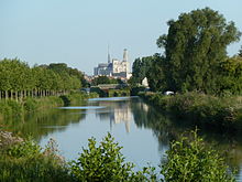 La cathédrale d'Amiens et la tour Perret en arrière-plan du fleuve.
