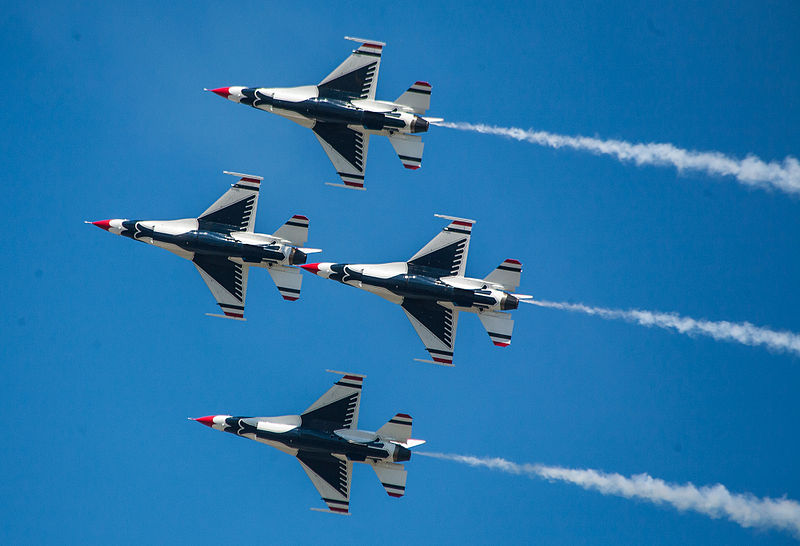 File:Another classic shot of the Thunderbirds (7674444970).jpg