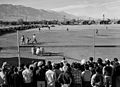 Un partido de béisbol en Manzanar.  Imagen de Ansel Adams, c.  1943.