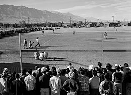 Un match de baseball à Manzanar. Photo par Ansel Adams, c. 1943.
