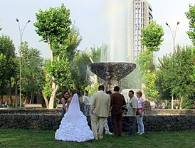 Pasgetrouwden bij de centrale fontein