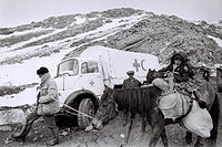 Displaced civilians from Kalbajar fleeing over the Murovdag (1993) Azerbaijani refugees from Karabakh 21.jpg