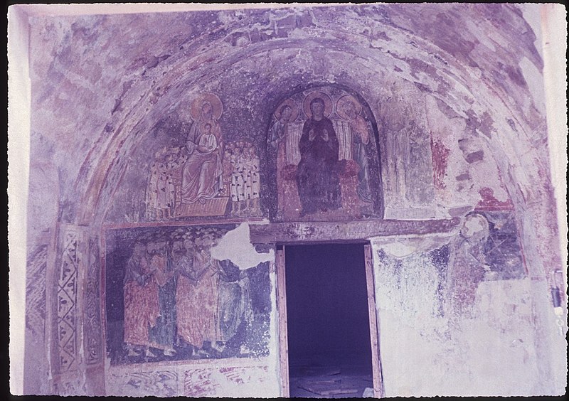 File:BAČKOVO - Friedhofskapelle - Unterkirche - 12. 11. Jh. OWand, Narthex 58 - 045.08.jpg