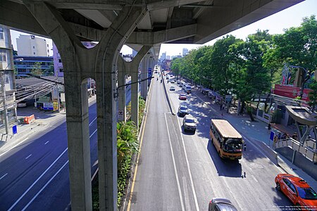 ไฟล์:BTS_Kasetsart_University_-_Phahon_Yothin_road_at_the_bus_stop.jpg