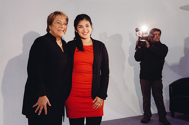 640px-Backstage_sesi%C3%B3n_de_fotos_candidatos_Nueva_Mayor%C3%ADa_Michelle_Bachelet_y_Karol_Cariola_%282%29.jpg