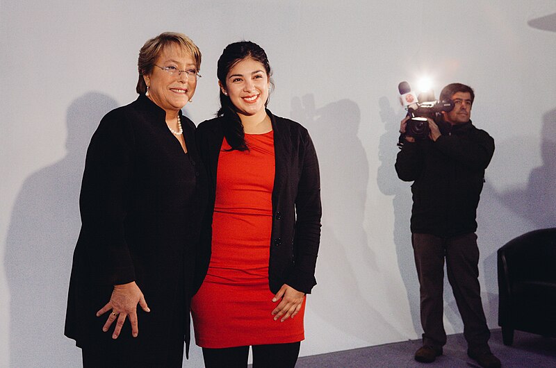 File:Backstage sesión de fotos candidatos Nueva Mayoría Michelle Bachelet y Karol Cariola (2).jpg