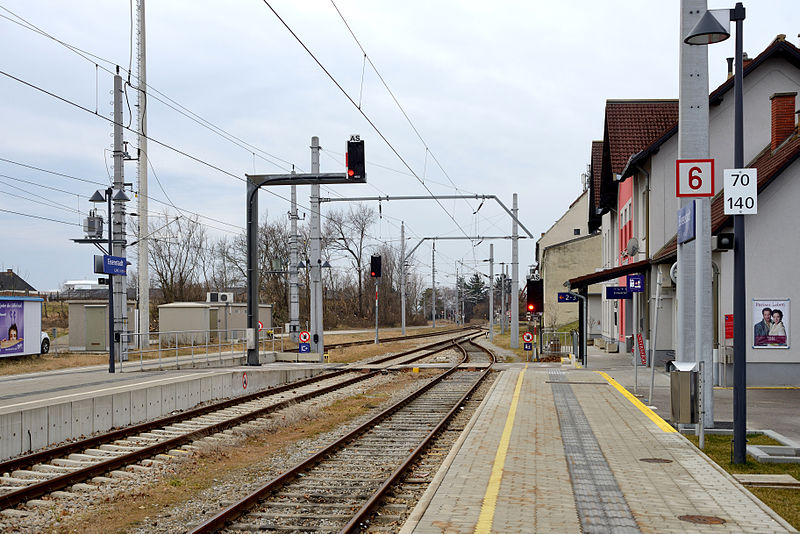 File:Bahnhof Eisenstadt Übergang.JPG