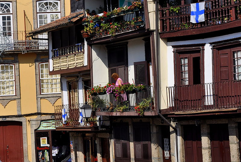 File:Balconies in Praça de Santiago,Guimaraes.jpg