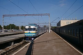 Train Edelaraudtee dans la gare de la Baltique (1999).