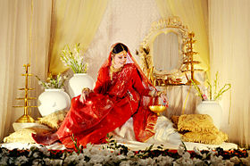Düğününde Jamdani sari giyen bir Bangladeşli gelin