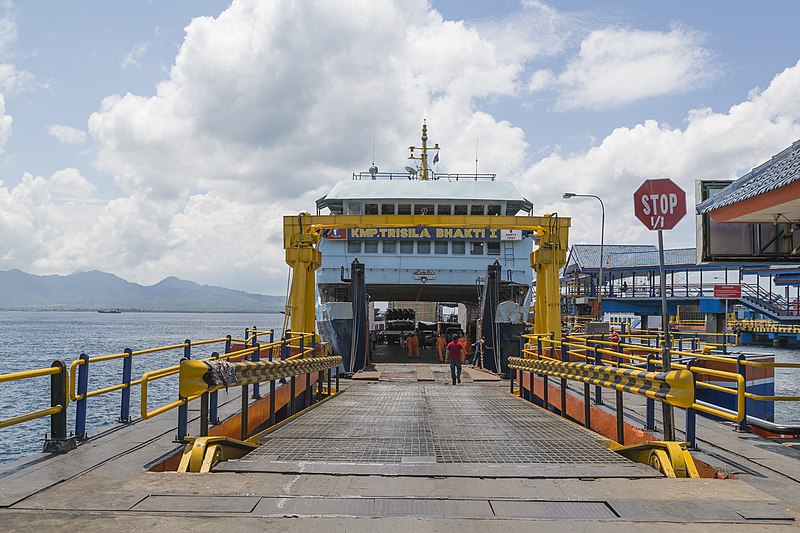 Berkas:Banyuwangi Indonesia Ferry-Harbour-01.jpg