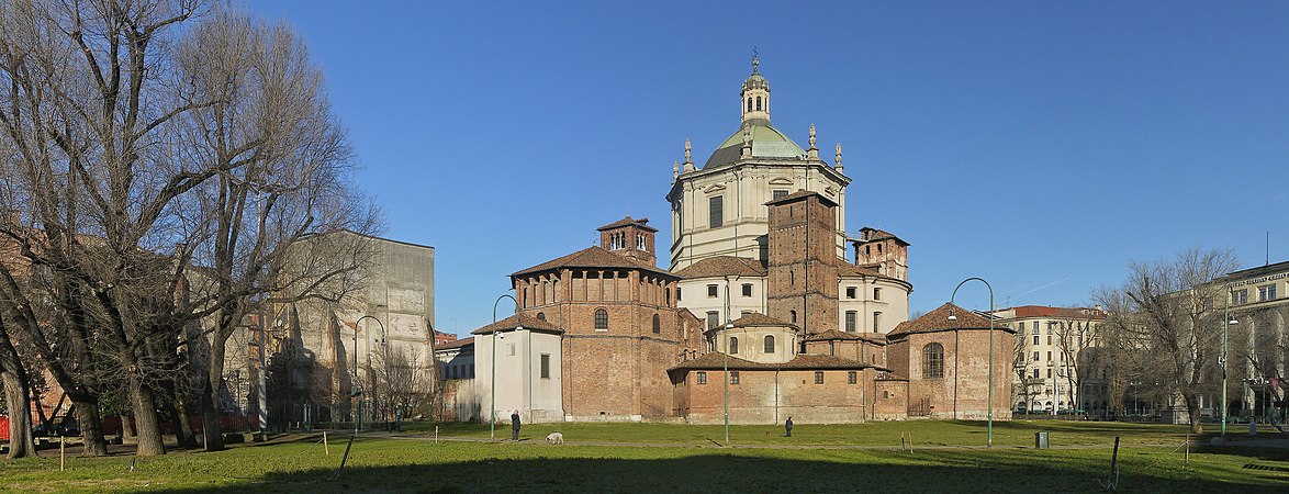 Basilica di San Lorenzo Maggiore. Photo by Óðinn (Own work), CC BY-SA 2.5, via Wikimedia Commons