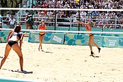 Deutsch: Beachvolleyball bei den Olympischen Jugendspielen 2018; Tag 9, 15. Oktober 2018; Mädchen, Viertelfinale: USA-Spanien 2–1 (21–19/17–21/15–9) English: Beach volleyball at the 2018 Summer Youth Olympics at 15 October 2018 – Girls Quarterfinals: USA-Spain 2–1 (21–19/17–21/15–9)