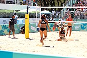 Deutsch: Beachvolleyball bei den Olympischen Jugendspielen 2018; Tag 9, 15. Oktober 2018; Mädchen, Viertelfinale: USA-Spanien 2–1 (21–19/17–21/15–9) English: Beach volleyball at the 2018 Summer Youth Olympics at 15 October 2018 – Girls Quarterfinals: USA-Spain 2–1 (21–19/17–21/15–9)