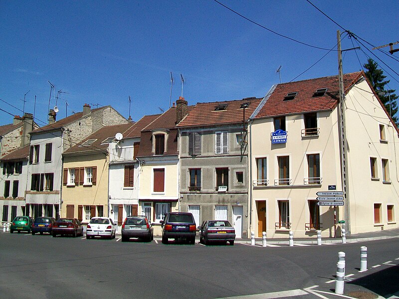 File:Beaumont-sur-Oise (95), place Jean-Jaurès.jpg