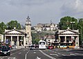 Città Bassa; der Viale Roma mit der Porta Nuova und der Torre dei Caduti, im Hintergrund die Città Alta