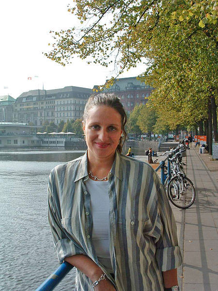File:Bettina Roehl in Hamburg an der Alster.jpg