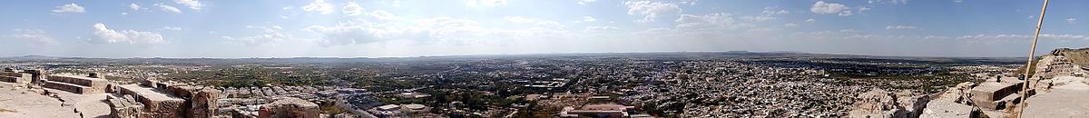 Larĝa panoramo el la fortikaĵo de Bhuĝ