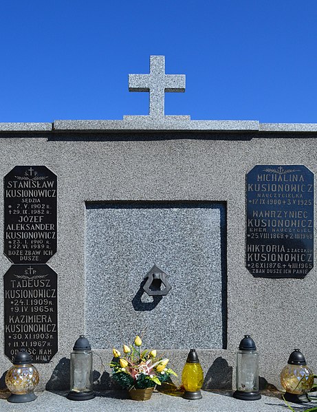 File:Bochnia Cemetery Oracka 09.jpg