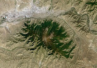 Il Bogd Han uul, visto dal Landsat 7, al centro dell'immagine, Ulaanbaatar nell'angolo nord-ovest, il Tuul gol scorre tra la città e la montagna; la città di Zuunmod è a sud del monte, Nalajh ad est, l'aeroporto internazionale Chinggis Khaan ad ovest del Bogd Han.