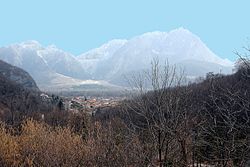 Veduta di Bordano col monte Chiampón
