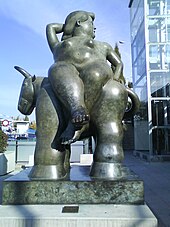 L'Enlèvement d'Europe, sculpture monumentale de Fernando Botero située entre le parking et le terminal T1 des arrivées.