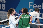 Deutsch: Boxen bei den Olympischen Jugendspielen 2018 Tag 12, 18. Oktober 2018 - Medaillenzeremonie im Fliegengewicht der Mädchen - Gold: Martina La Piana (Italien), Silber: Adijat Gbadamosi (Nigeria), Bronze: Heaven Destiny Garcia (USA); Medaillenübergabe durch Habu Gumel (IOC, Nigeria), Geschenkübergabe durch Dr. Joseph O. Ayeni (Nigeria, AIBA). English: Boxing at the 2018 Summer Youth Olympics on 18 October 2018 – Girl's flyweight Medal Ceremony - Gold: Martina La Piana (Italy), Silver: Adijat Gbadamosi (Nigeria), Bronze: Heaven Destiny Garcia (USA); Medal handover by Habu Gumel (IOC, Nigeria), Gift presented by Dr. Joseph O. Ayeni (Nigeria, AIBA). Español: Boxeo en los Juegos Olímpicos Juveniles de Verano de 2018 en 18 de octubre de 2018 - Ceremonia de la Medalla de peso mosca para niñas - Oro: Martina La Piana (Italia), Plata: Adijat Gbadamosi (Nigeria), Bronce: Heaven Destiny Garcia (Estados Unidos); Entrega de medallas por Habu Gumel (COI, Nigeria), Regalo presentado por Joseph O. Ayeni (Nigeria, AIBA).