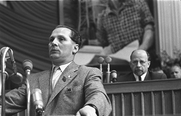 Honecker, watched by his mentor Walter Ulbricht at the Party's 5th congress, 1958