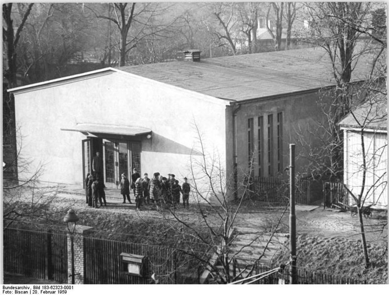 File:Bundesarchiv Bild 183-62323-0001, Magdeburg, Puppentheater.jpg