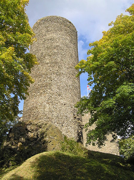 File:Burgturm Burg Reifenberg.JPG