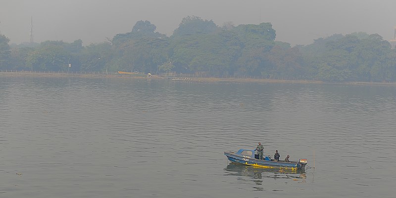 File:Canoe movement beneath Third Mainland Bridge11 14 12 964000.jpeg