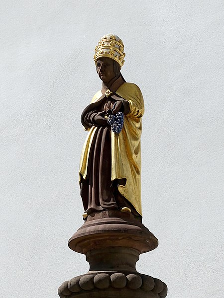 File:Carl Gutknecht (1878–1970) Bildhauer, St.Urbans-Brunnen, Skulptur, vierte Nachbildung. Blumenrain, neben Haus 24, Basel.jpg