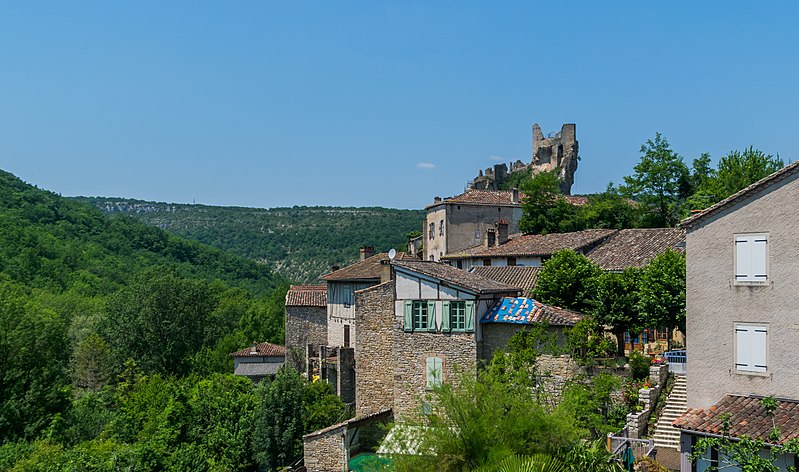 File:Castle towering over the town of Penne.jpg