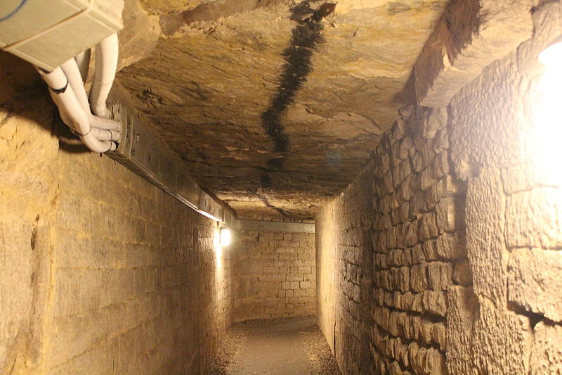 File:Catacombs of Paris (7).JPG