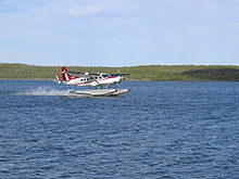 Cessna Caravan взлетает с воды