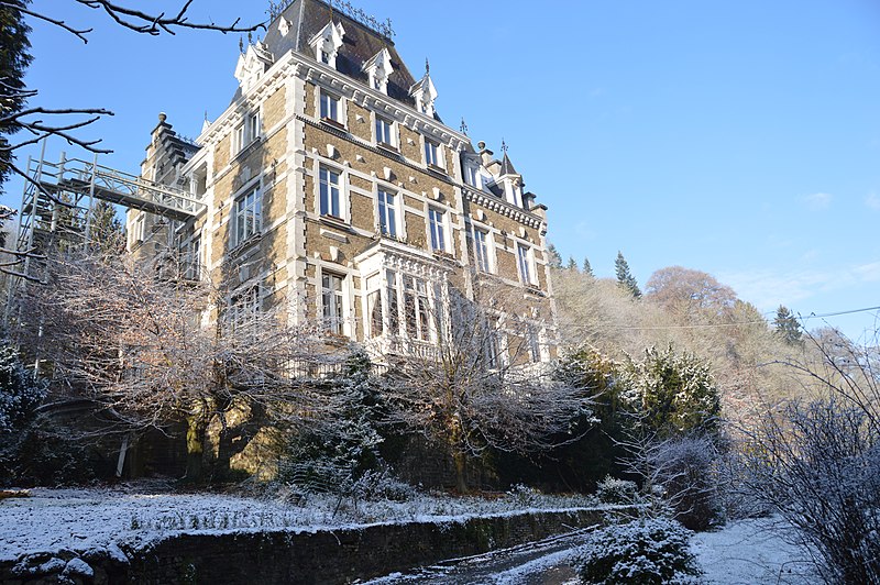 File:Château bleu sous la neige.jpg