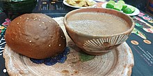 Chocolat chaud servi à Oaxaca de Juárez dans une coupe d'argile traditionnelle, accompagné de « Pan de yema » (pains aux œufs).