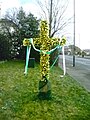Jedes Jahr wird das Kreuz zu Ostern mit einem grünen Band und grünen Blüten geschmückt.