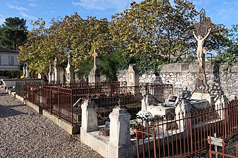 Tombes anciennes dans le cimetière communal.