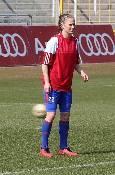 File:Claudia van den Heiligenberg beim Aufwaermen BL Muenchen-1.jpg